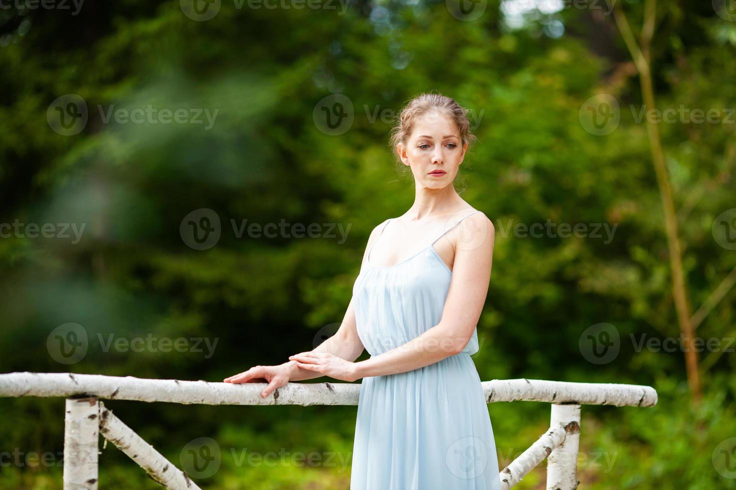 bella giovane donna in un lungo vestito blu foto