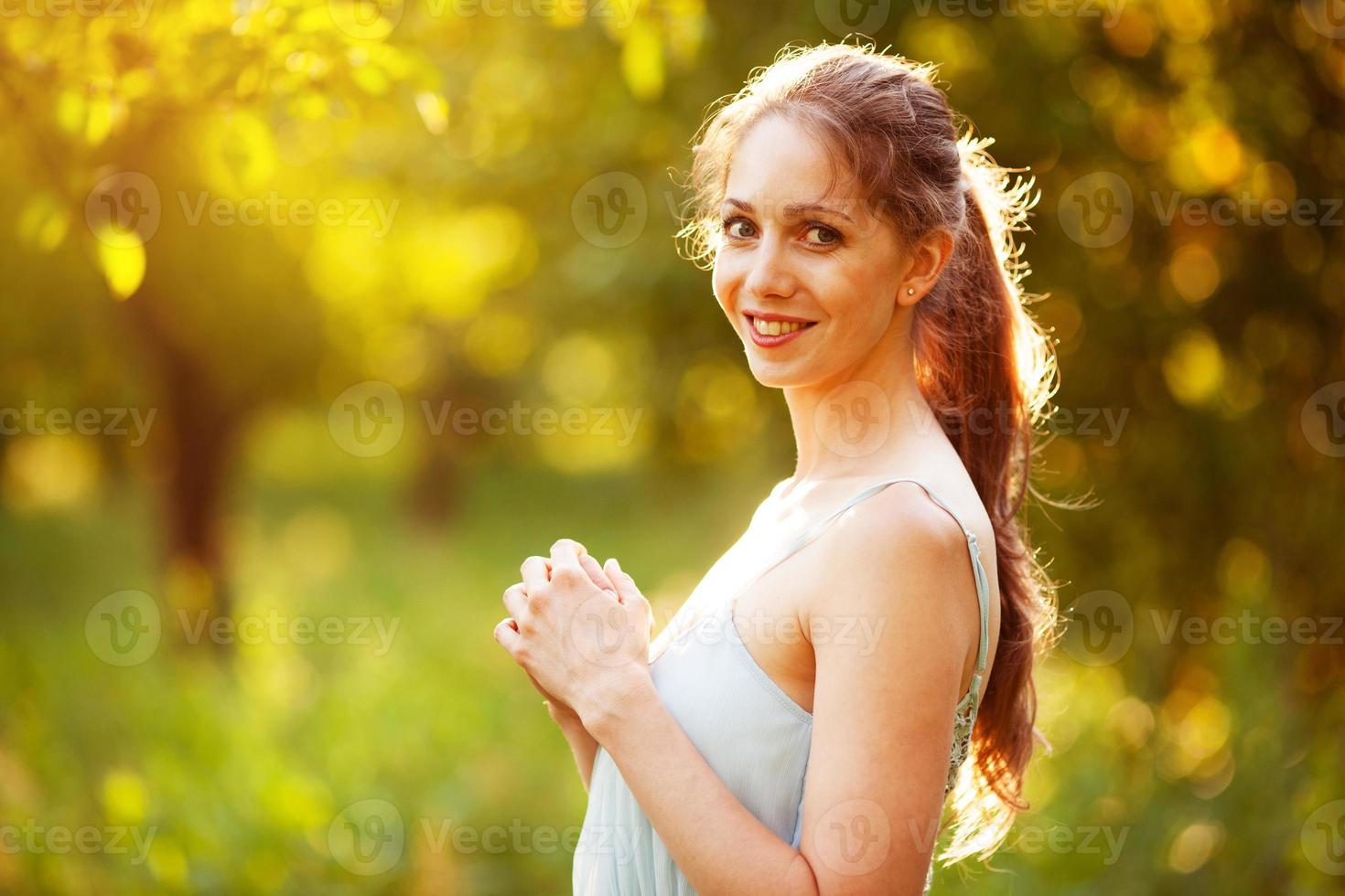 bella giovane donna felice foto