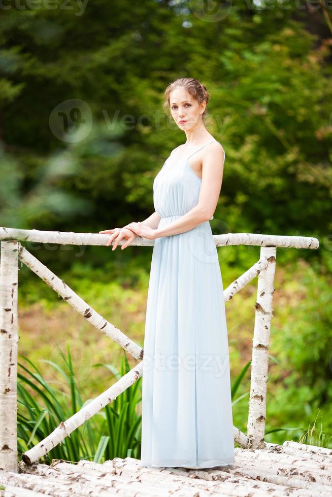 giovane donna snella con un vestito blu foto