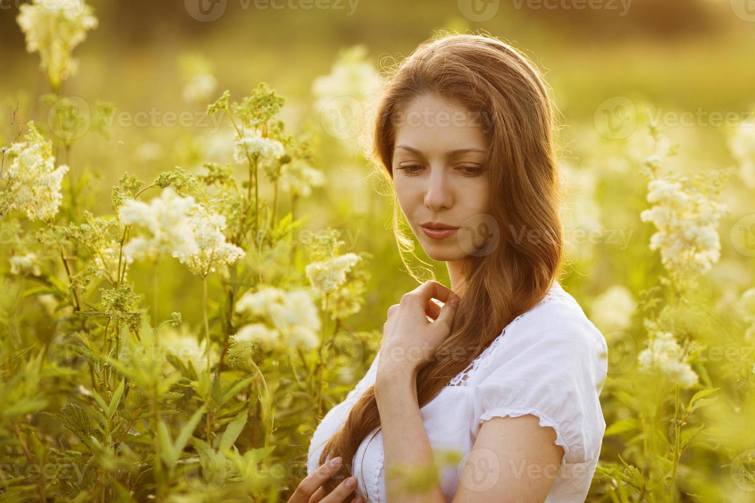 bella giovane donna di alti fiori di campo foto