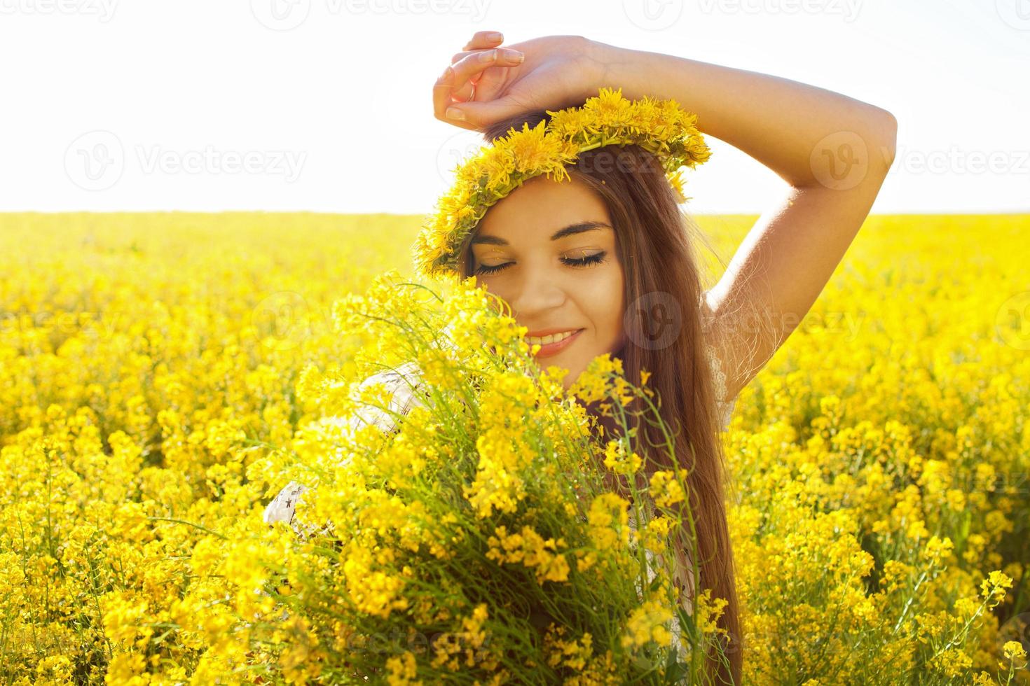 ragazza felice con un mazzo di fiori di campo foto