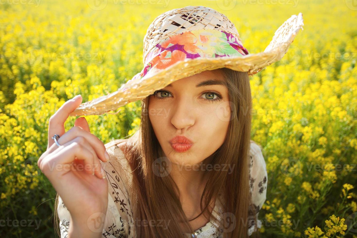 la bambina ci dà un bacio foto