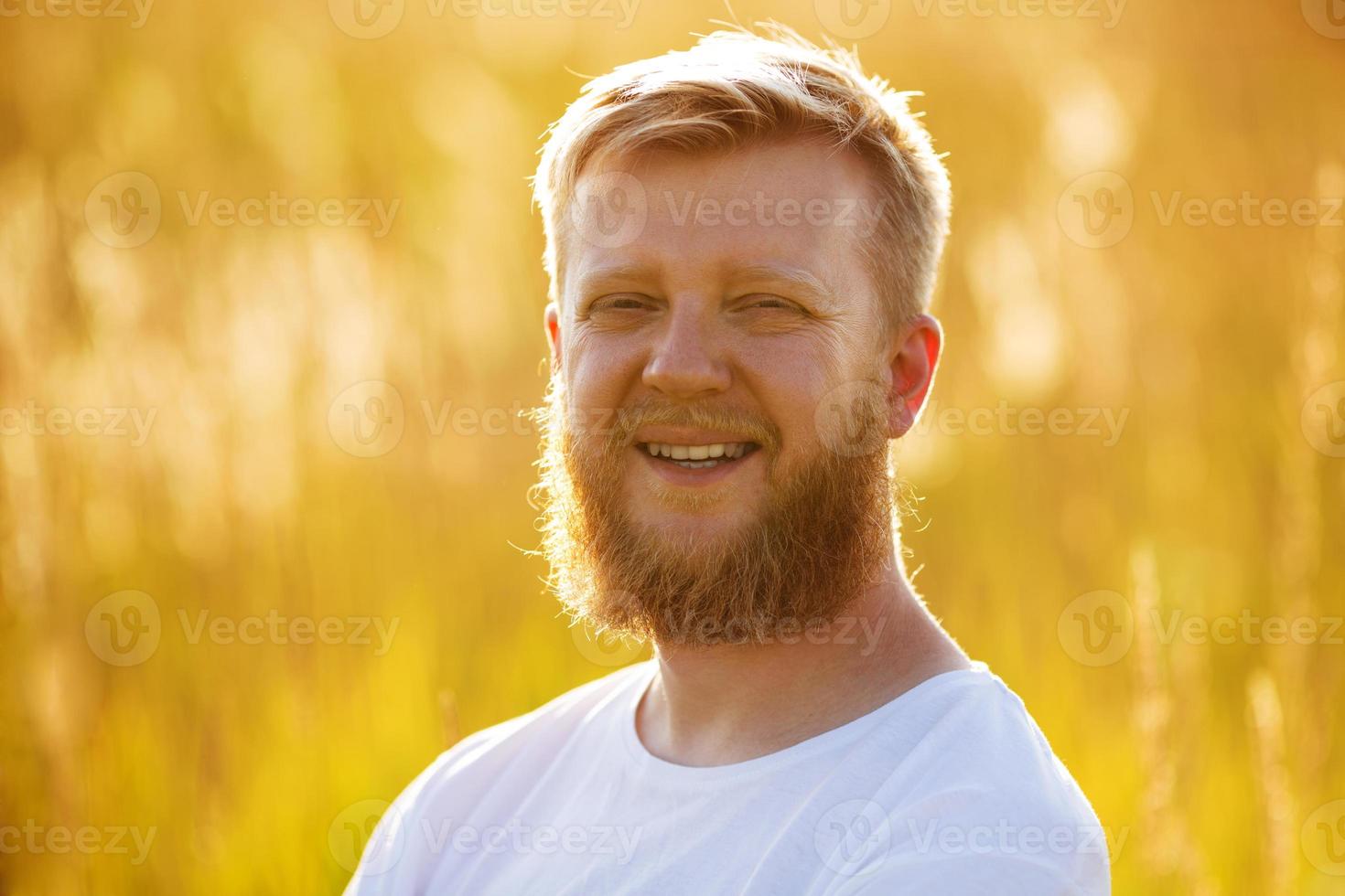 uomo allegro con una grande barba rossa foto