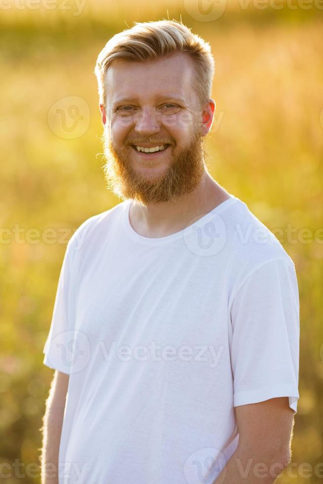 felice giovane uomo barbuto biondo foto
