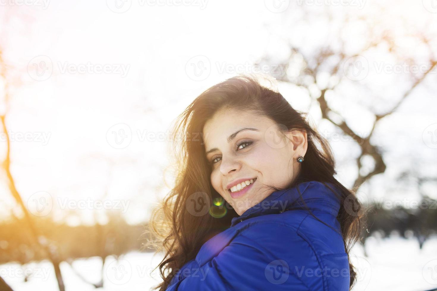 felice allegra ragazza dai capelli lunghi foto