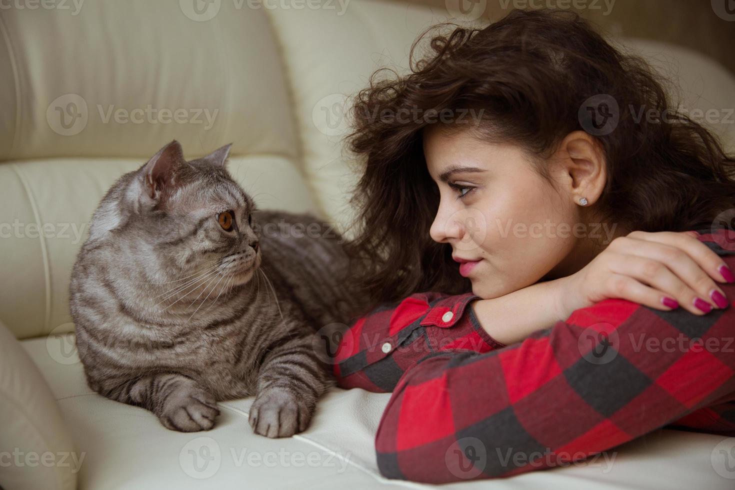 giovane donna e grande gatto grigio foto