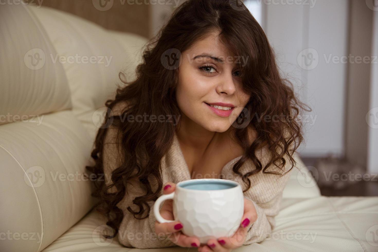 bella ragazza si trova con una tazza di caffè foto