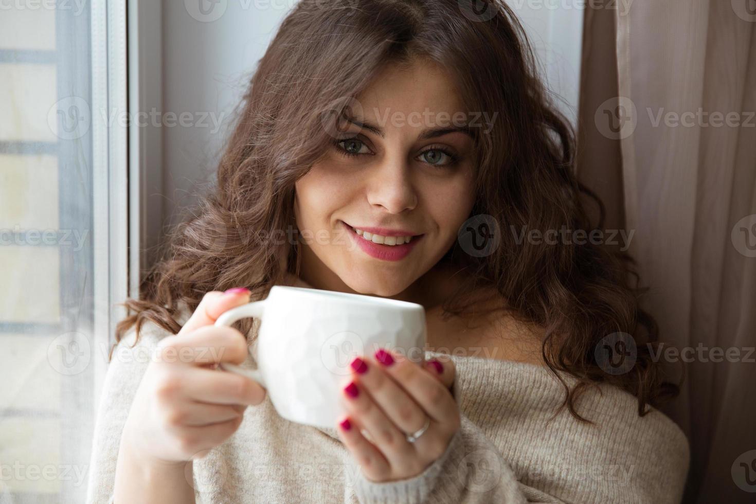 giovane donna con una tazza di caffè foto