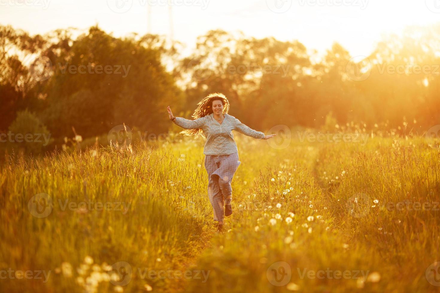 ragazza felice che corre per il campo foto