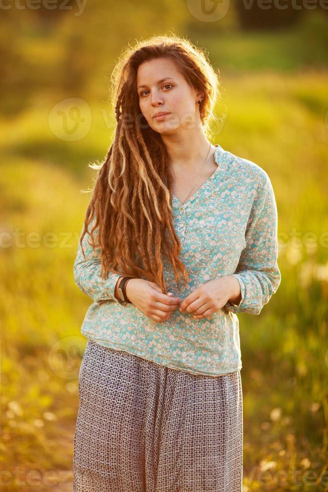 giovane donna con lunghi dreadlocks foto