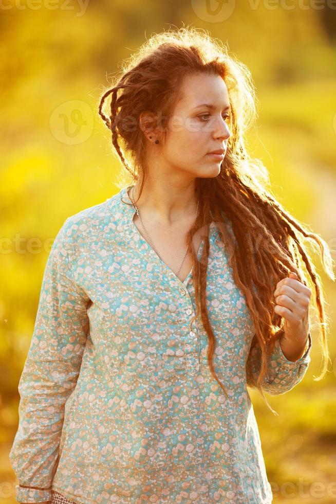 giovane donna con i dreadlocks foto