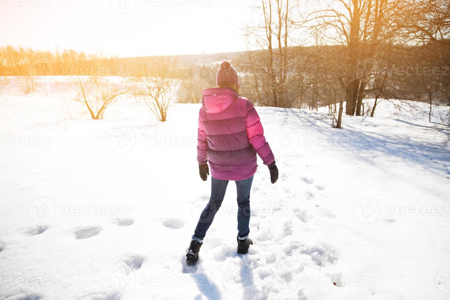 la ragazza cammina in inverno foto