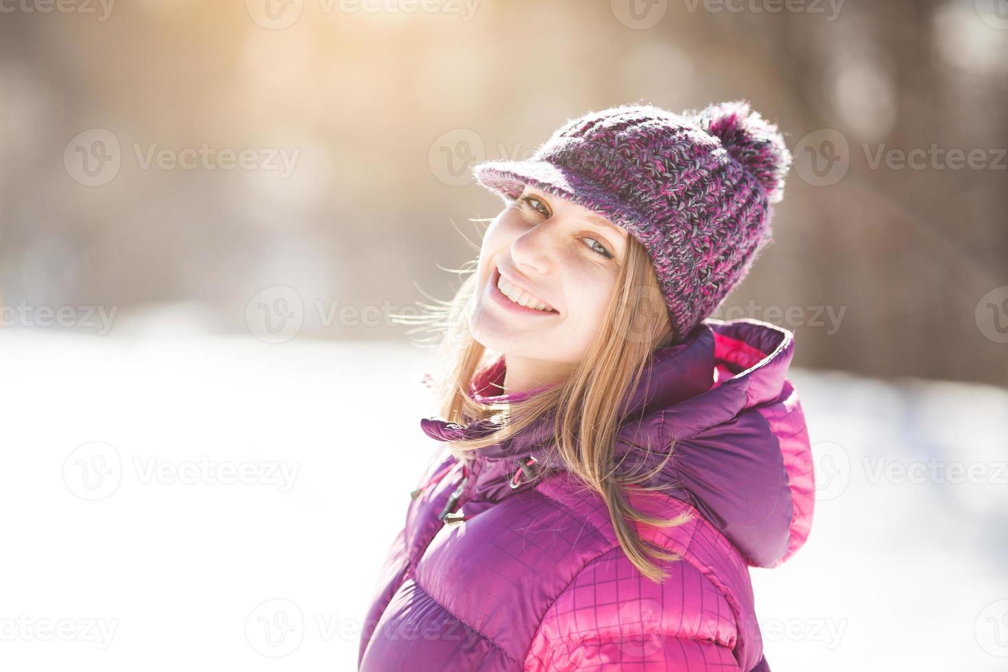 bella ragazza felice con un cappello a maglia foto