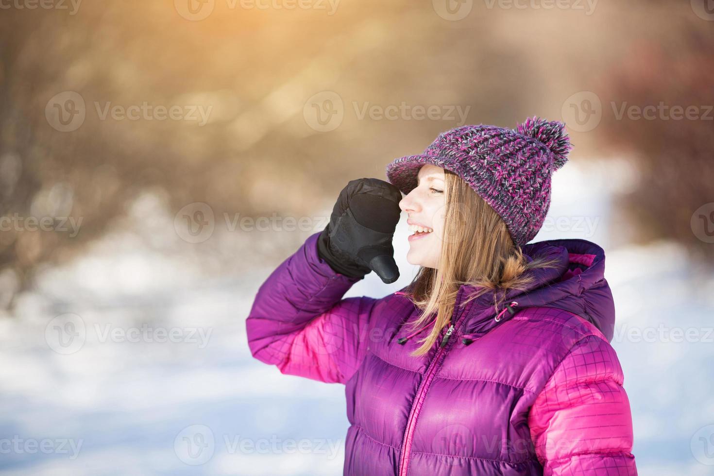 la ragazza con il cappello sta chiamando qualcuno foto