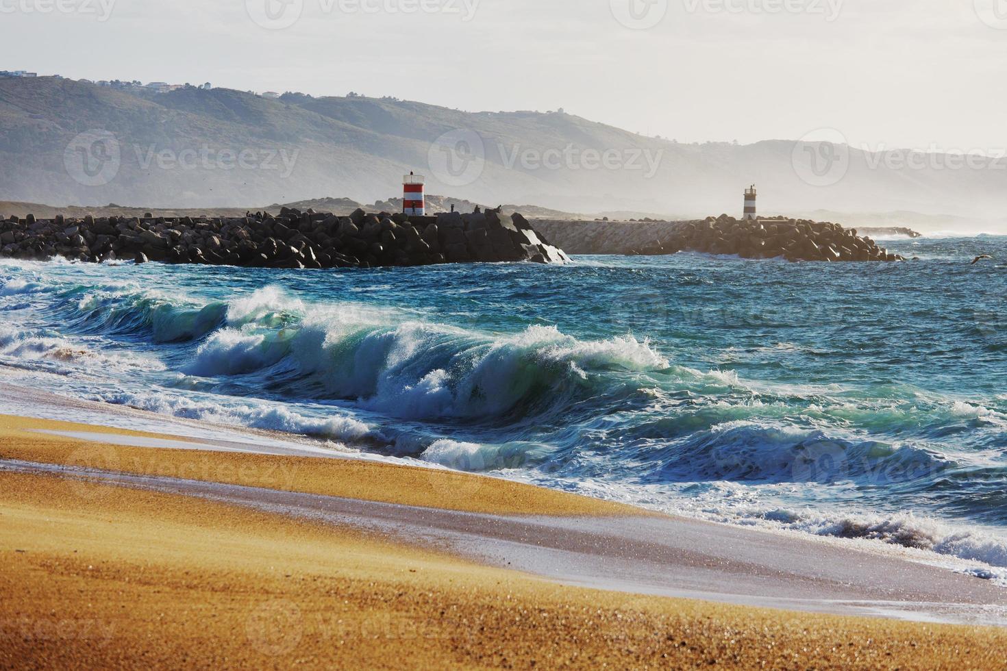 faro sorge sulla fascia costiera dell'oceano foto