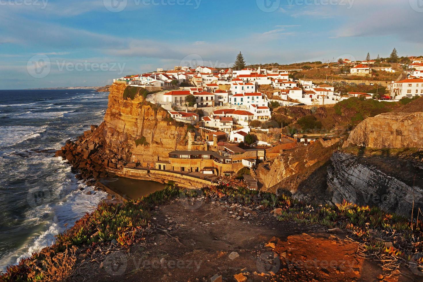 paesaggio con la città portoghese di azenhas do mar sull'oceano foto