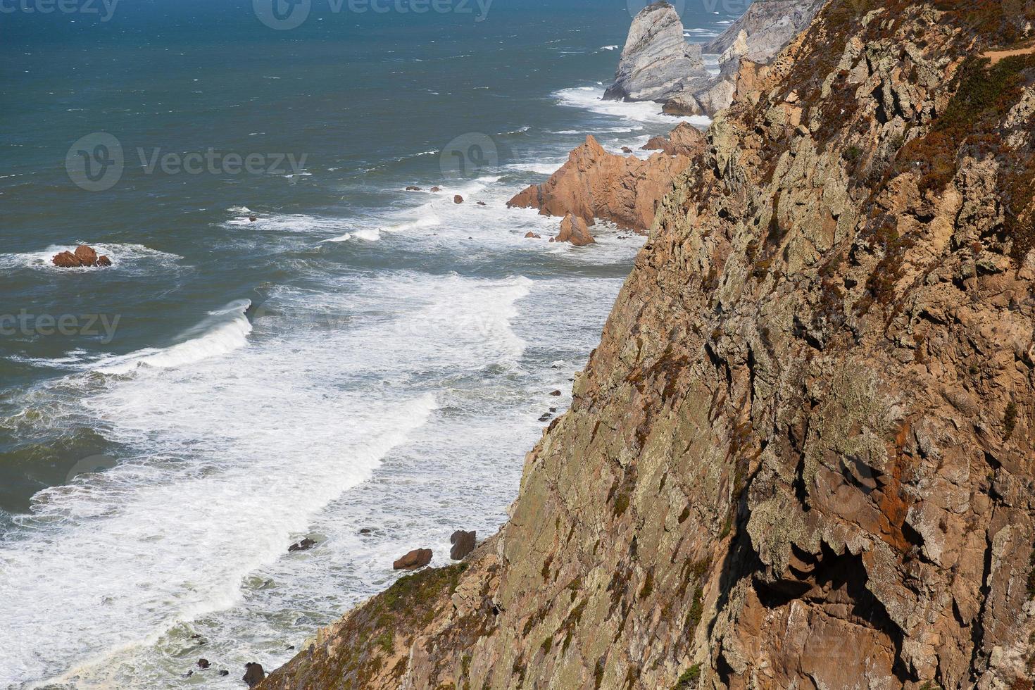 paesaggio con scogliere costiere foto