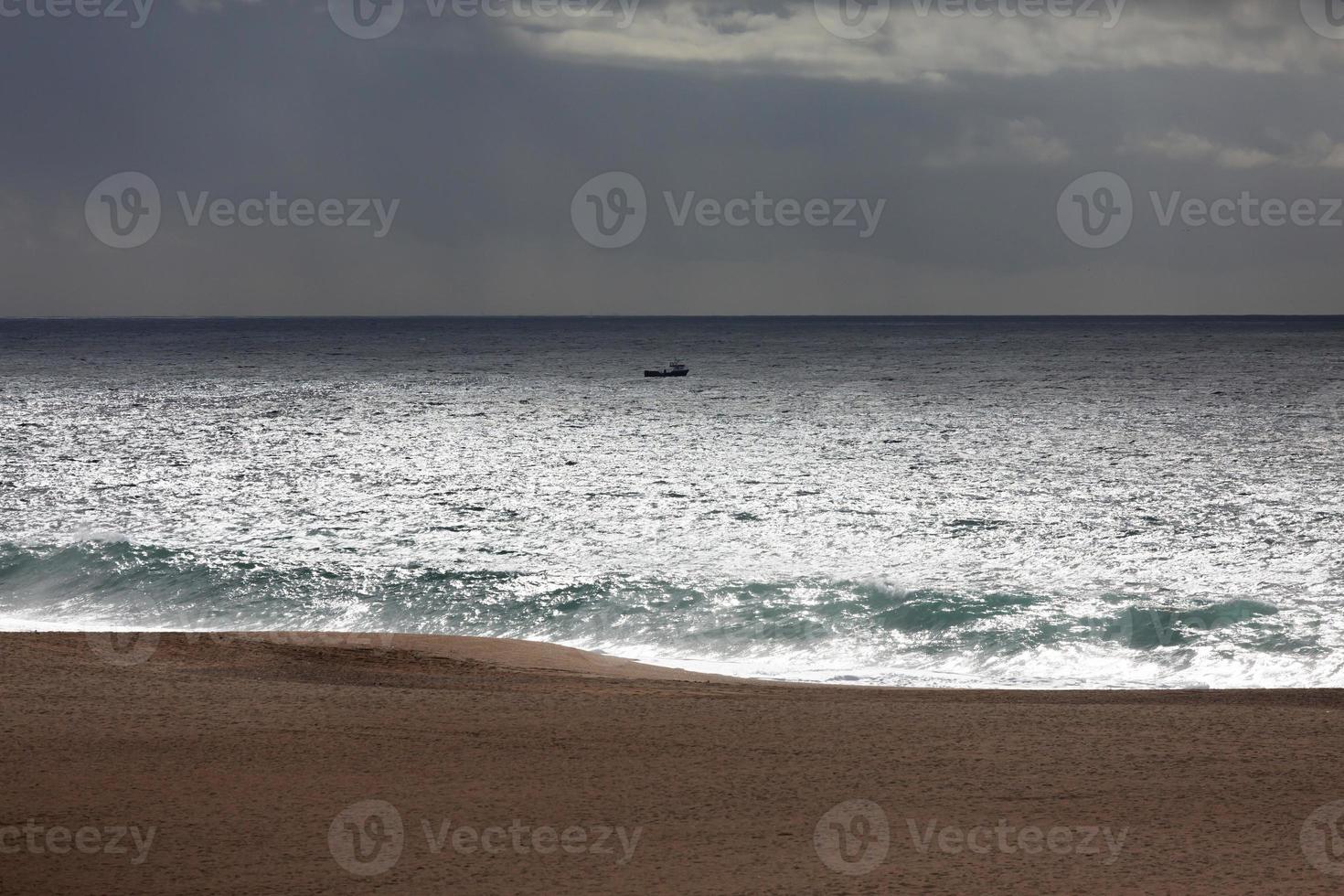 paesaggio con una piccola barca nell'oceano foto