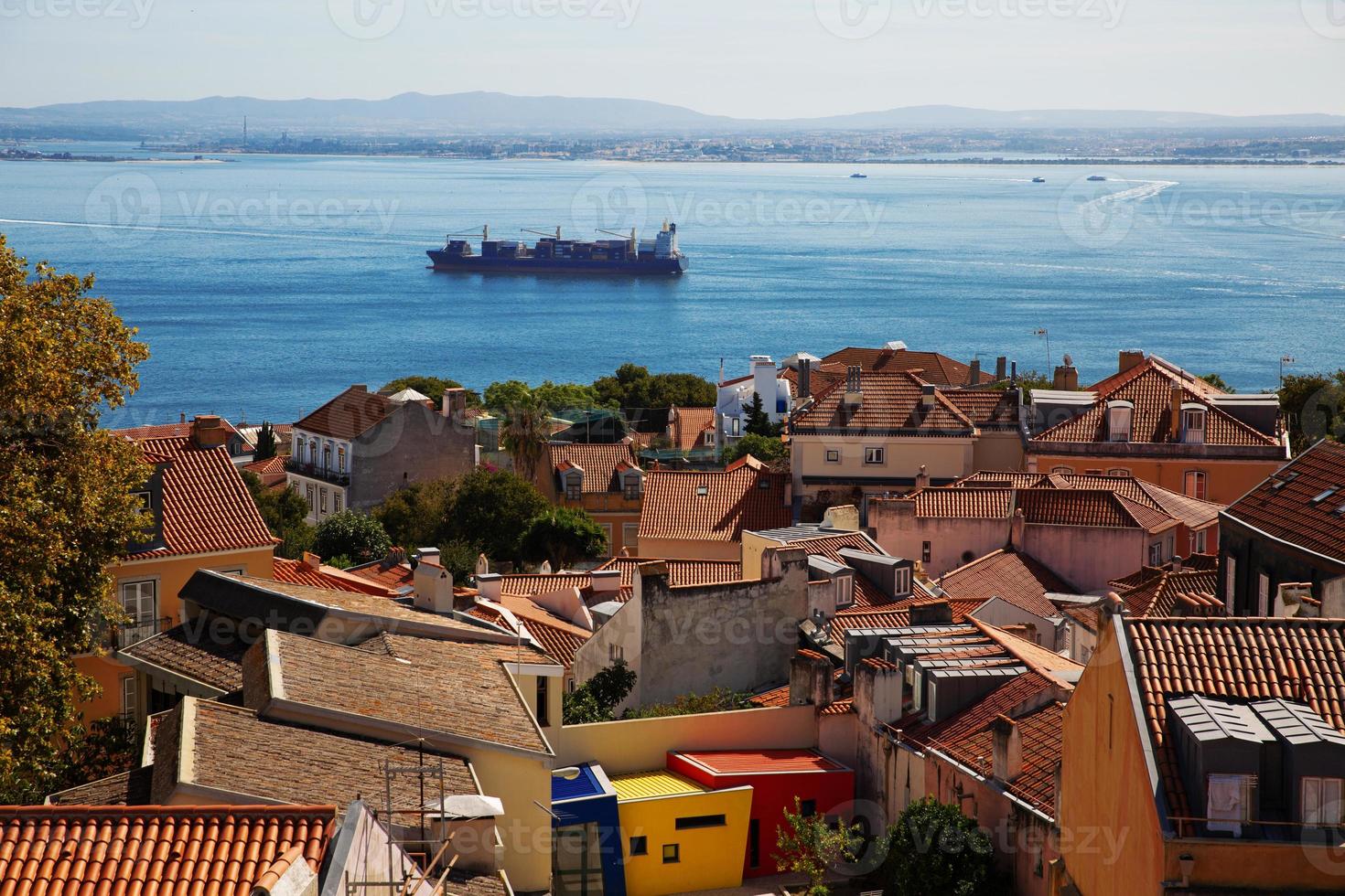 paesaggio con case urbane e una nave foto