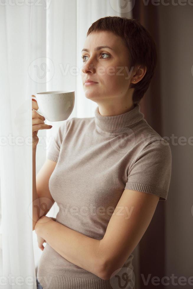 affascinante bella donna che beve caffè foto
