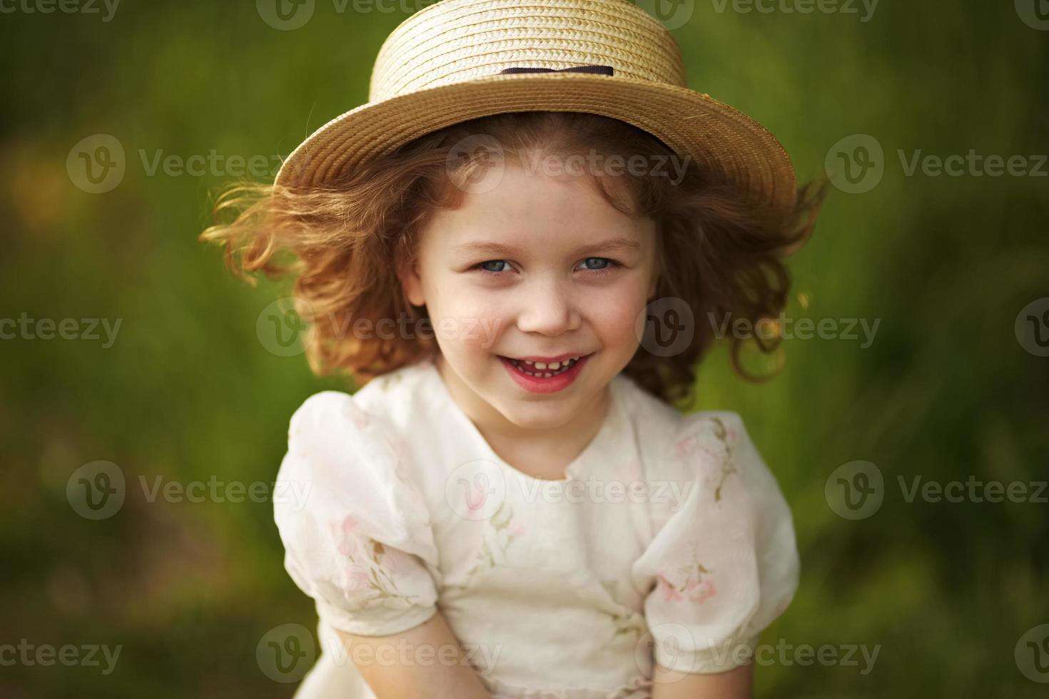 ragazza allegra felice con un cappello foto