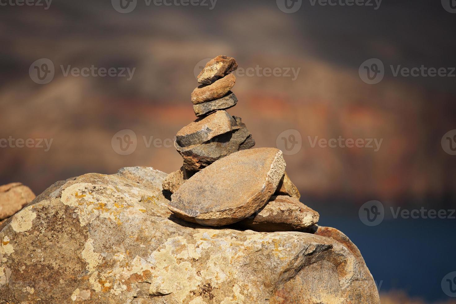 piramide di vecchie pietre marroni foto