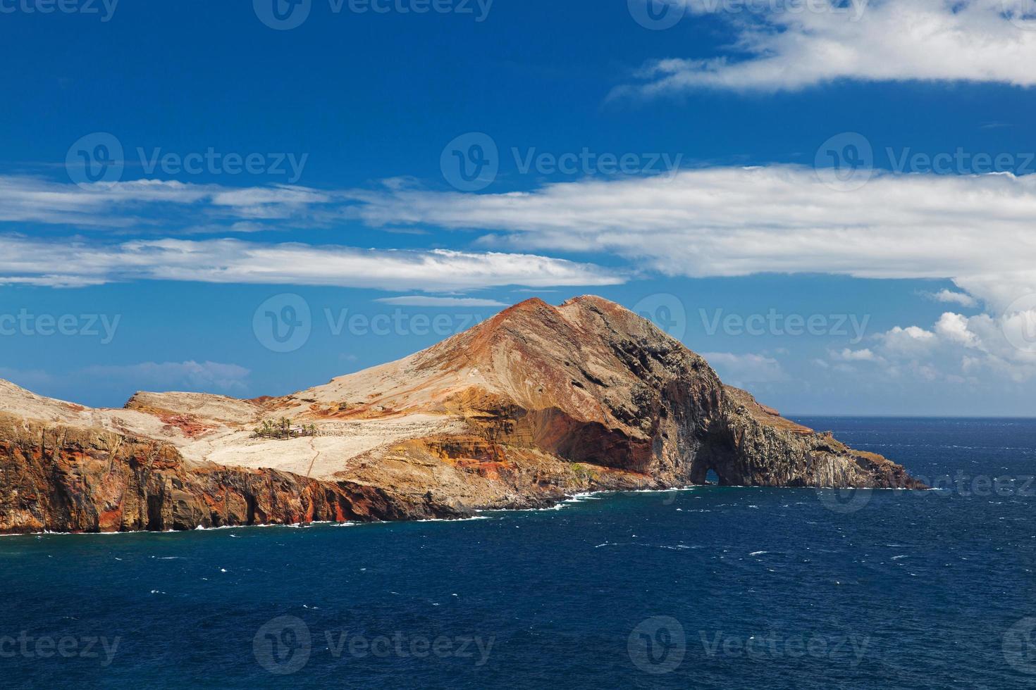 paesaggio con una montagna sulla costa foto