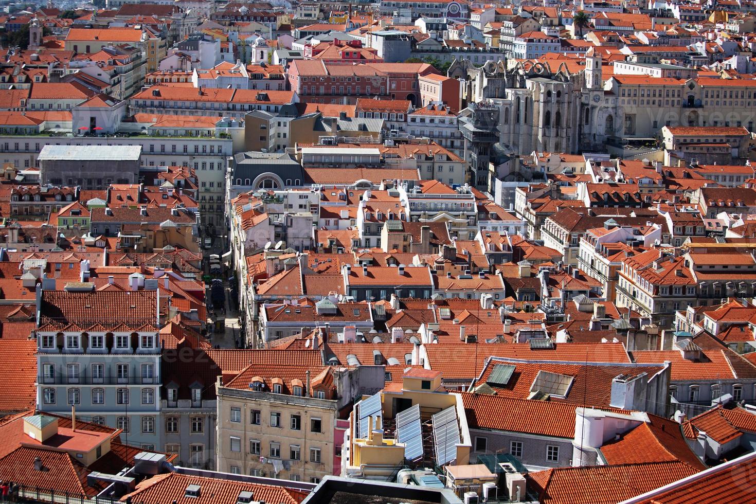 vista dall'alto della città con molte case con tetti foto