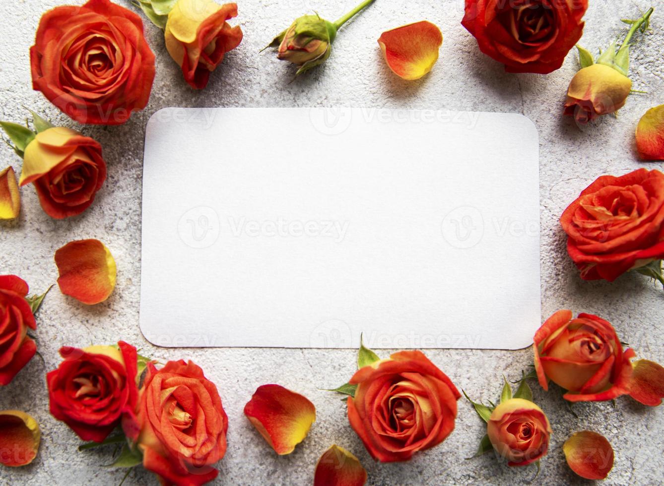 composizione di fiori. cornice fatta di rose rosse e foglie foto