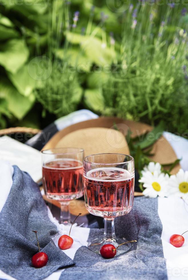 set per picnic su coperta in campo di lavanda foto