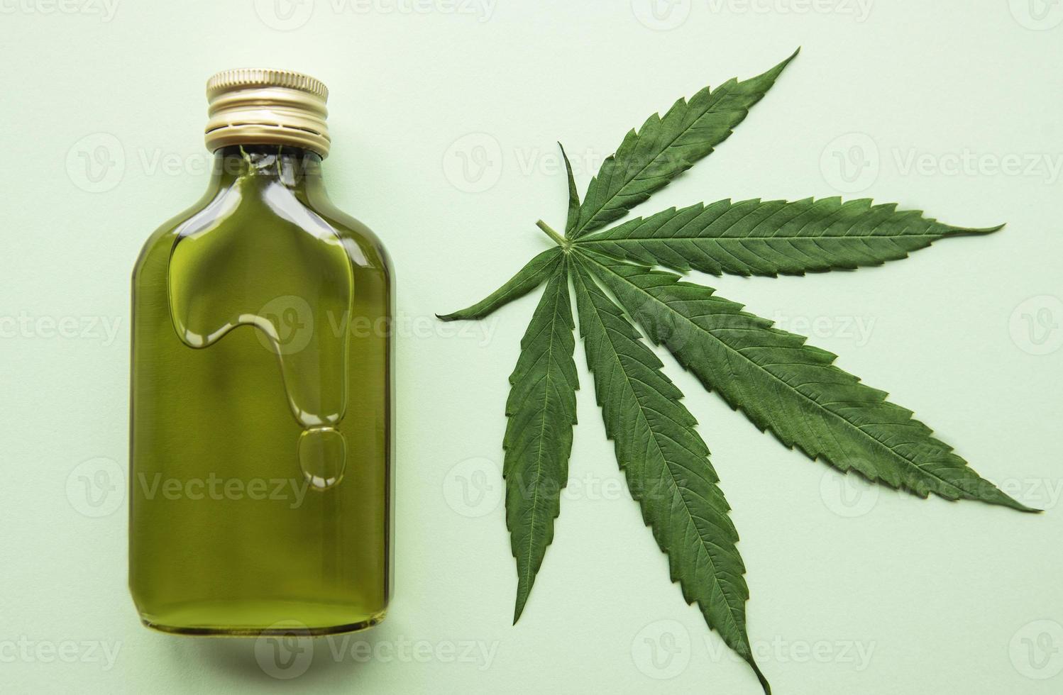 olio di cbd, tintura di canapa, prodotto cosmetico alla cannabis per la cura della pelle. foto