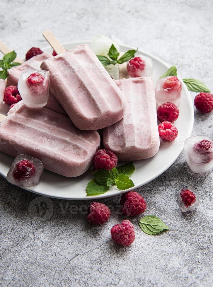 gelato di lamponi fatto in casa foto