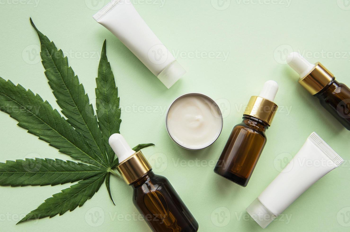 olio di cbd, tintura di canapa, prodotto cosmetico alla cannabis per la cura della pelle. foto