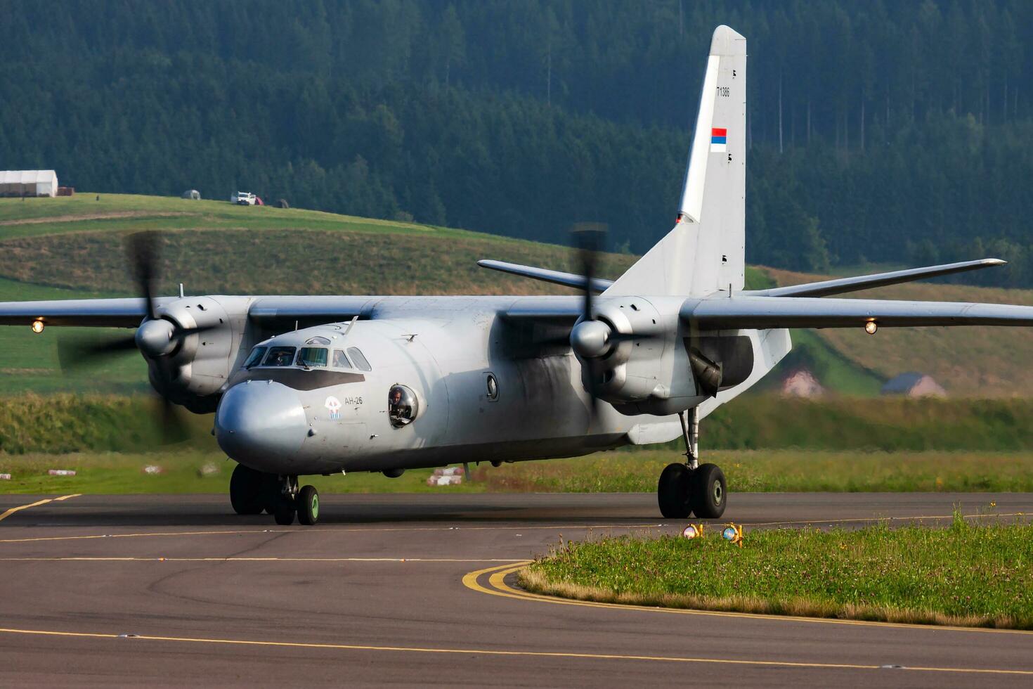 militare trasporto aereo a aria base. aria vigore volo operazione. aviazione e aereo. aria difesa. militare industria. volare e volare. foto