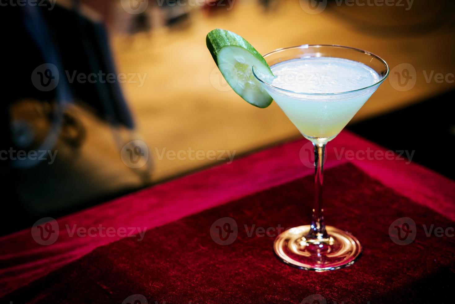 cetriolo menta moderno cocktail martini alla moda nel bar di notte? foto