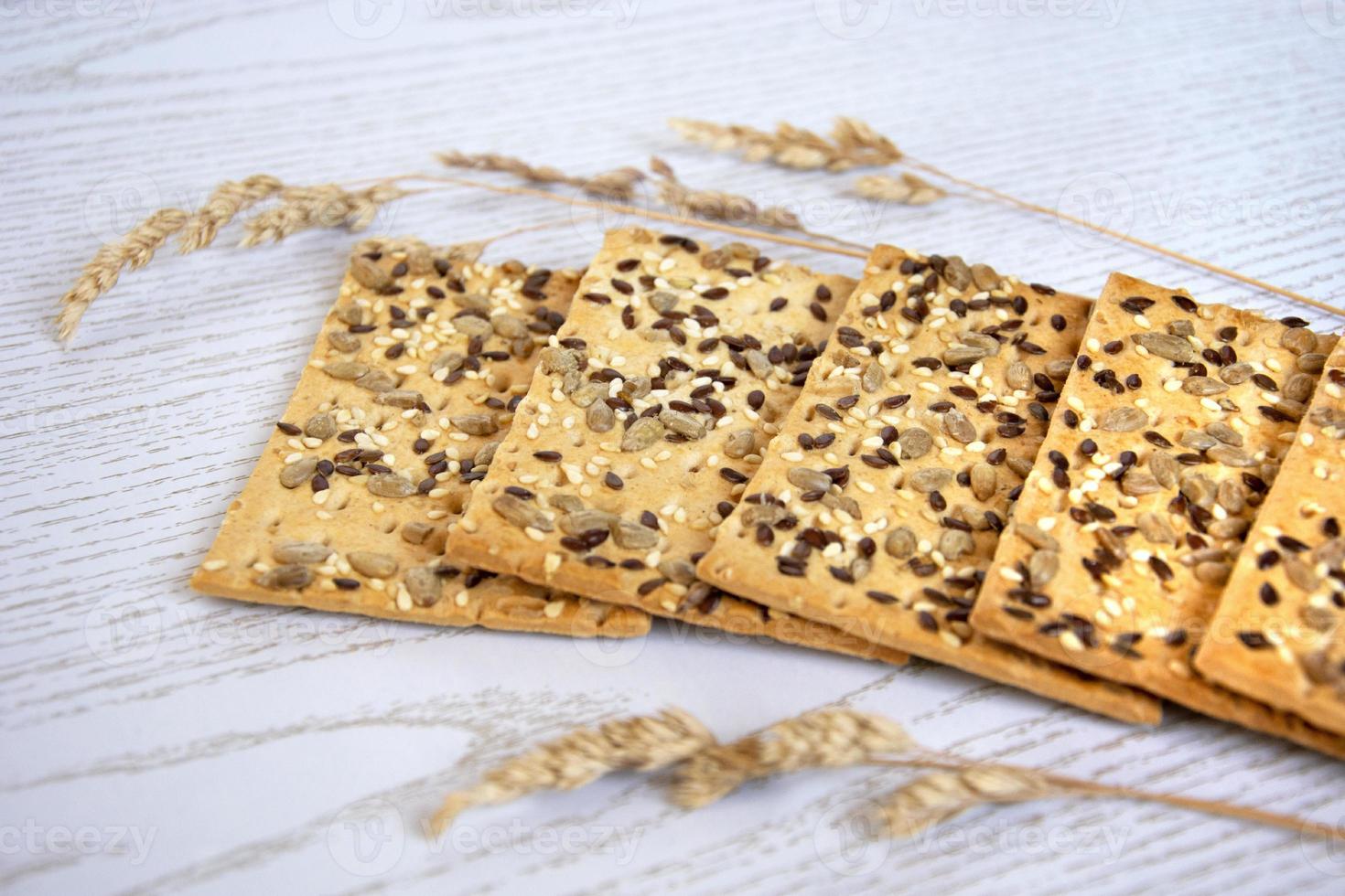 biscotti con semi di girasole e gambi di carice secco. foto