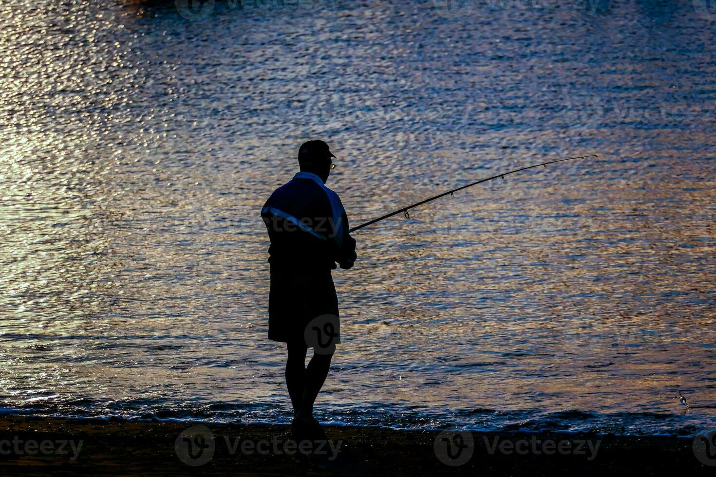 un' uomo pesca foto