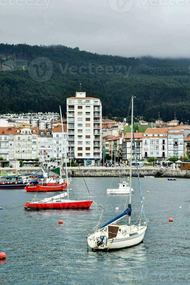 Barche nel il porto di un' piccolo cittadina foto