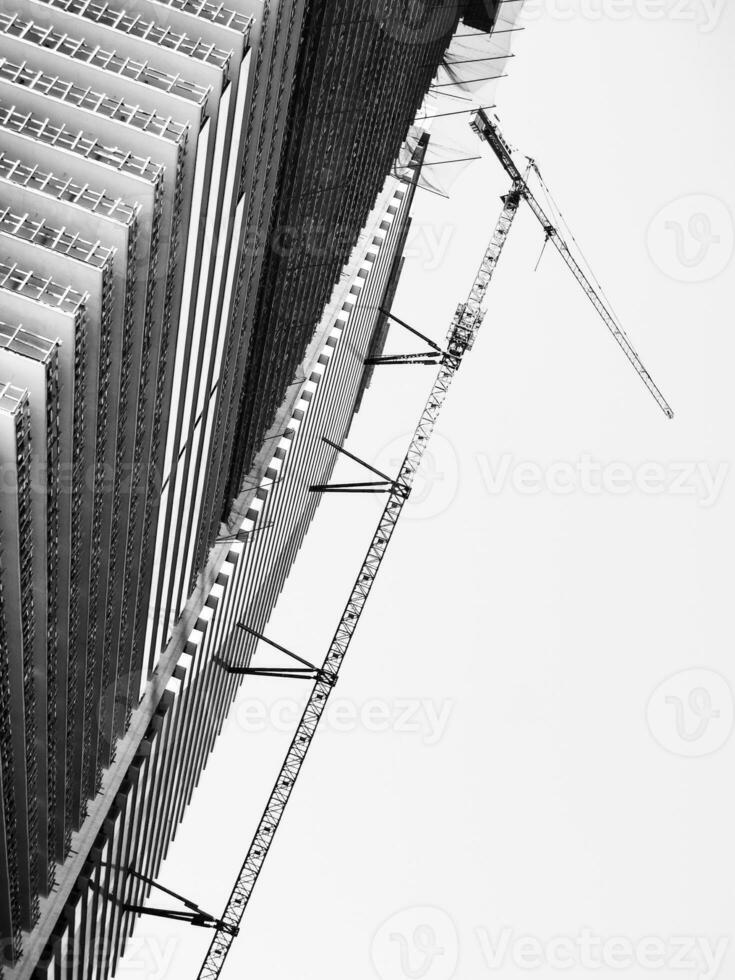 moderno edificio costruzione nel nero e bianca foto