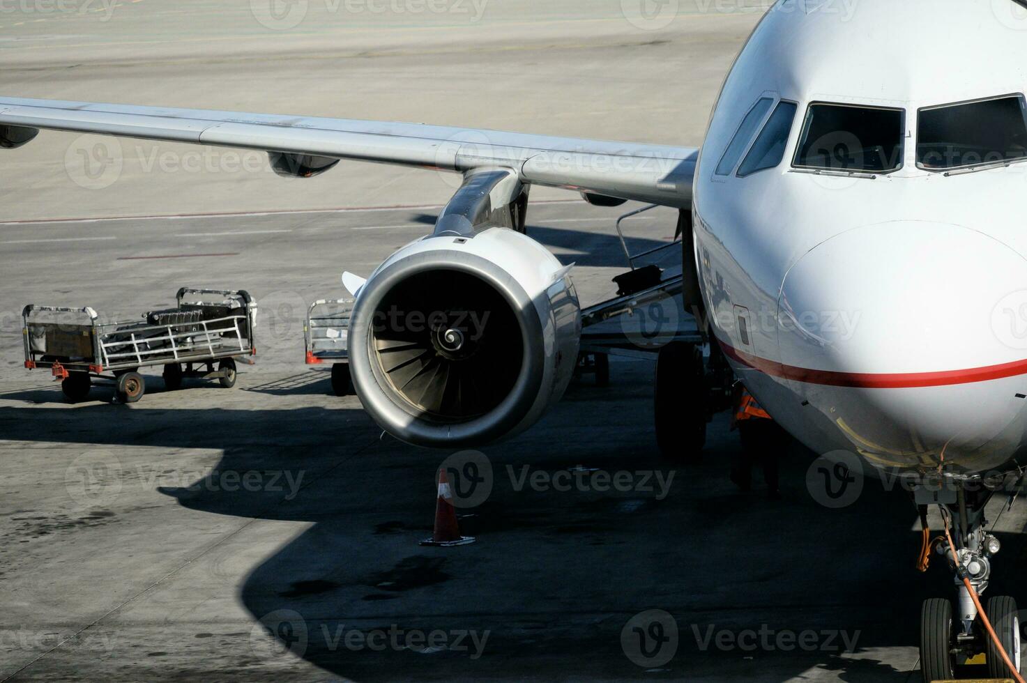 aereo pronto per Caricamento in corso persone e Bagaglio foto