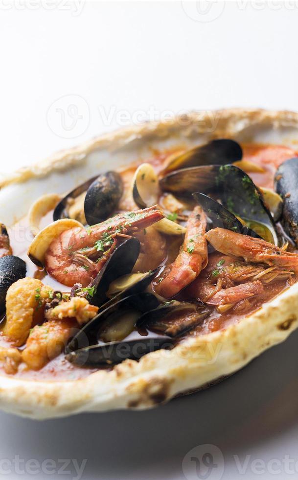 cozze gamberi e pesce frutti di mare e pomodoro piccante puttanesca pasta alla marinara foto