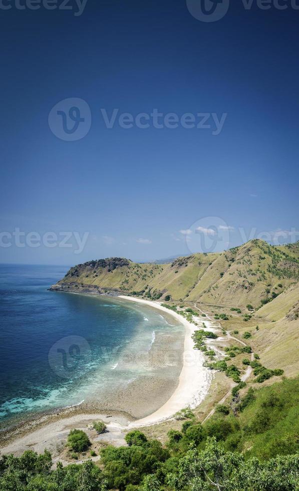 vista sulla costa e sulla spiaggia vicino a dili a timor leste orientale dal monumento della collina di cristo rei foto