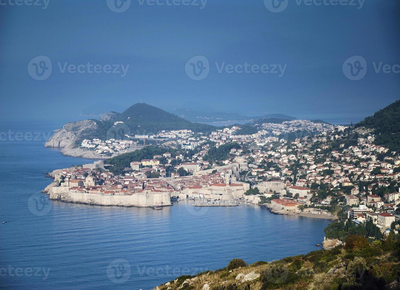 dubrovnik vista della città vecchia e della costa adriatica in croazia balcani foto