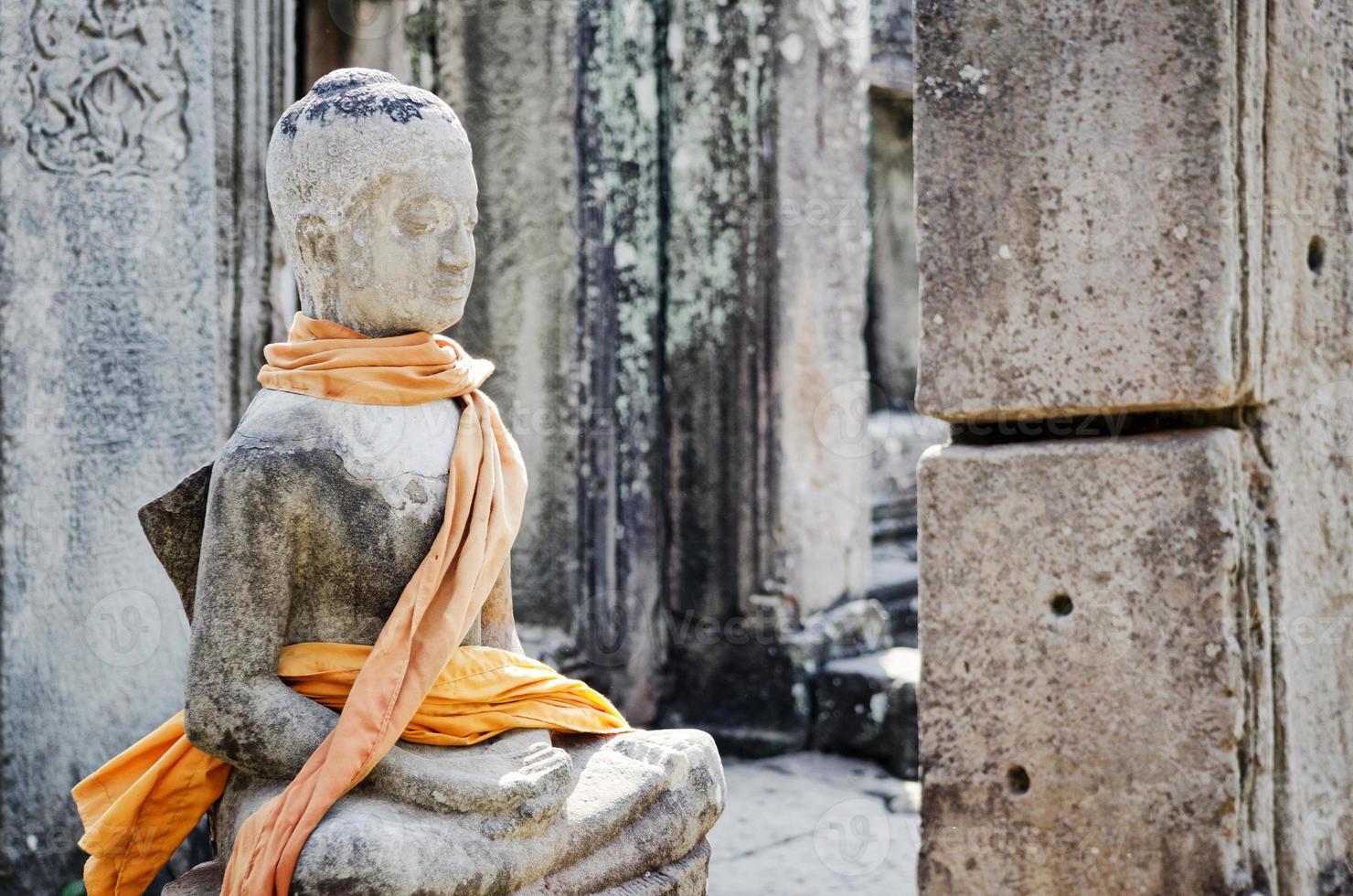 Antica statua del Buddha cambogiano nel famoso tempio di angkor wat siem reap cambogia foto