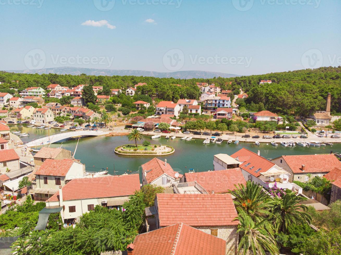 baia e città vecchia con chiesa a vrboska sull'isola di hvar croazia foto