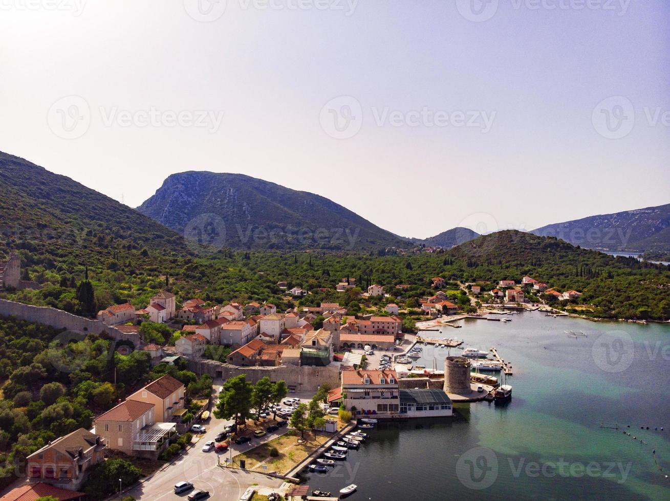 mali ston waterfront vista aerea, muri in pietra in dalmazia della croazia foto