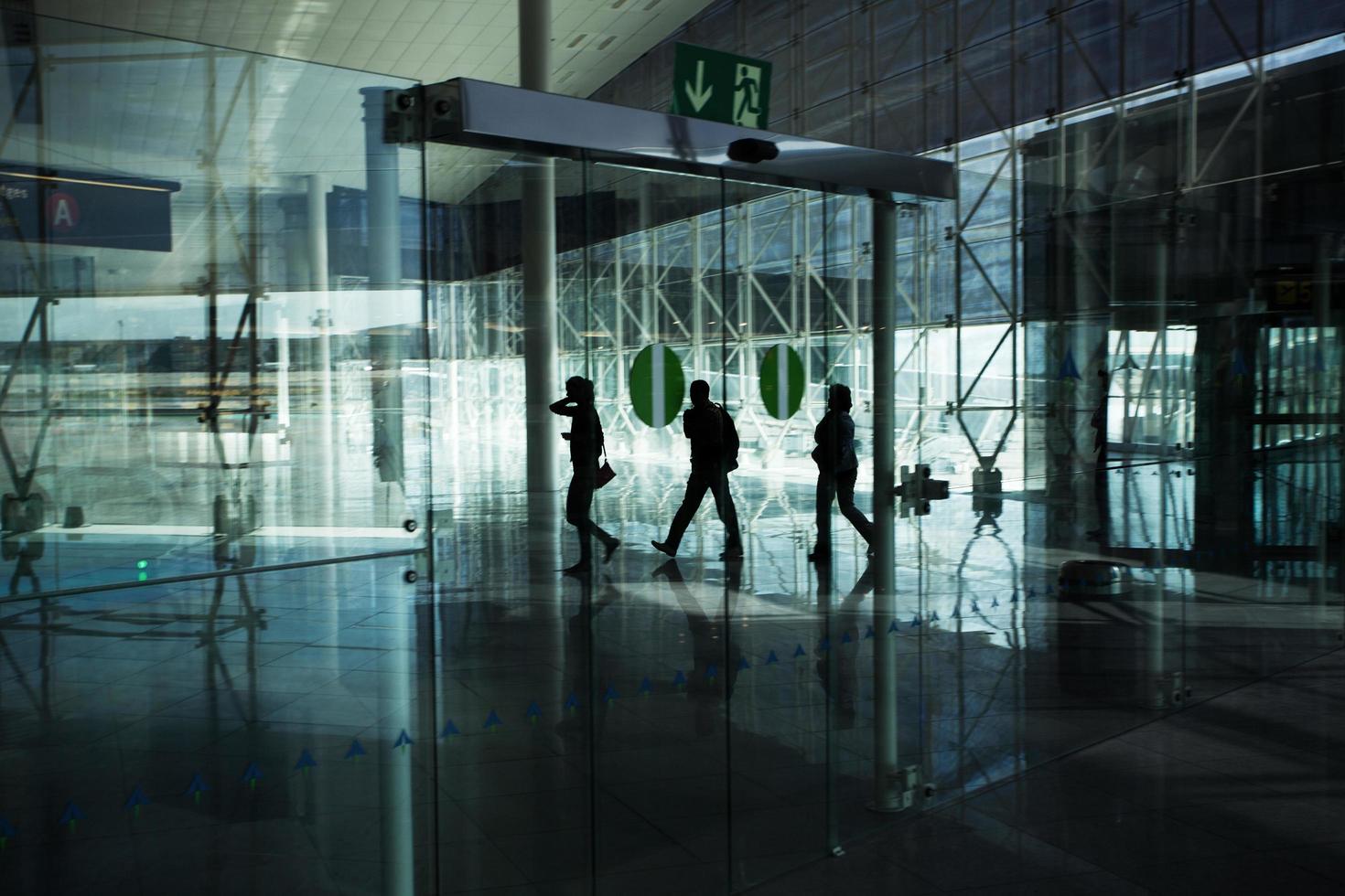 i passeggeri passano attraverso il terminal dell'aeroporto foto