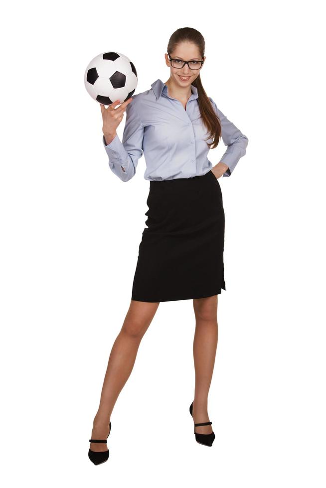 donna alla moda con un pallone da calcio foto