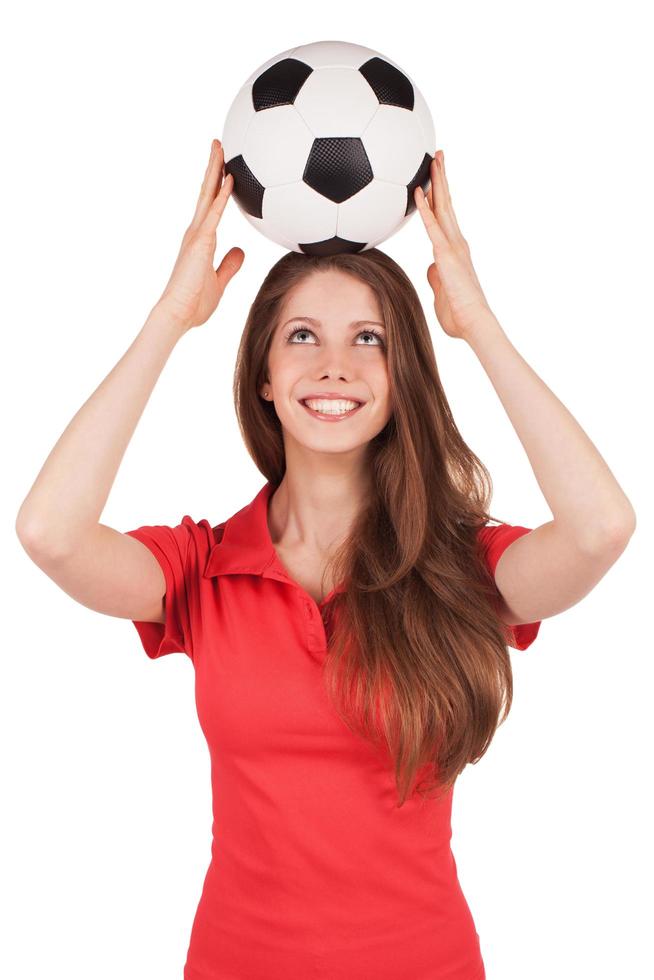 ragazza con un pallone da calcio in testa foto