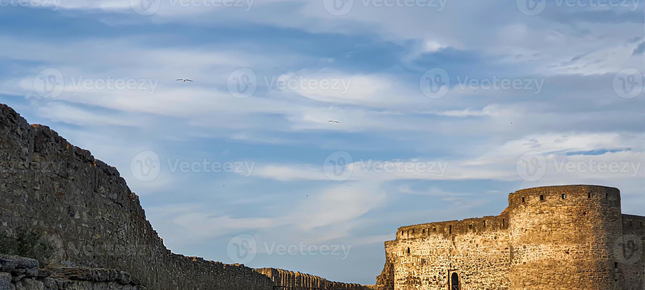 vecchia fortezza in rovina in riva al mare. cielo blu. foto